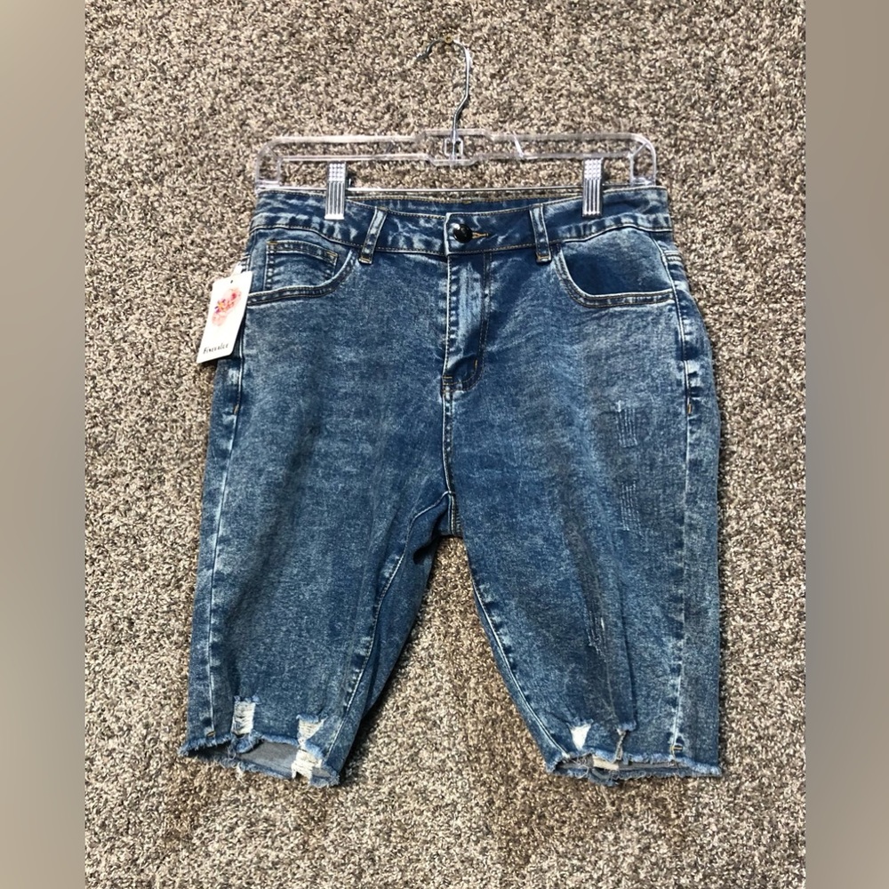 NWT Stretchy Denim Distressed Bermuda Shorts Size Medium - Picture 4 of 7
